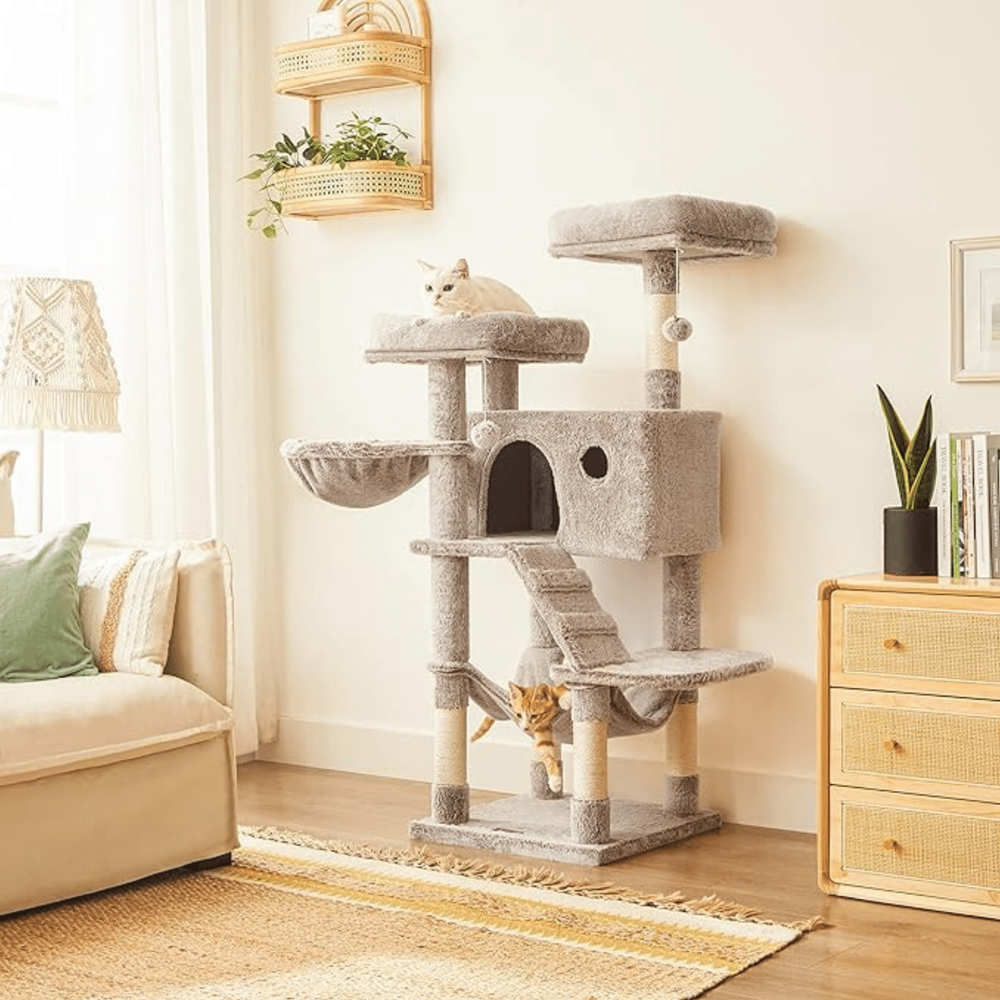 MAZAZU krabpaal Kyssara met hangmat en kattenhuis in een lichte woonkamer