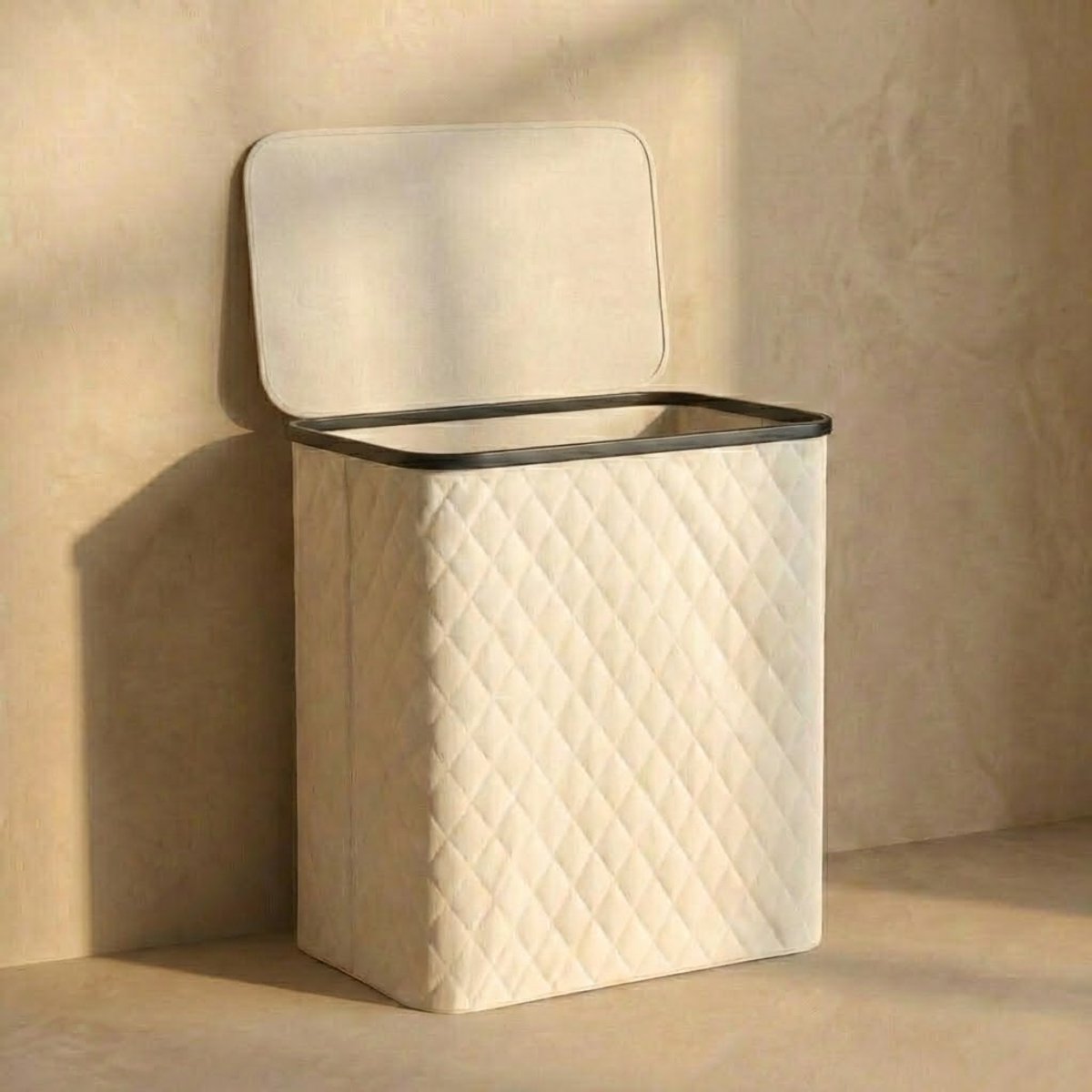 MAZAZU Wasmand met Deksel & Uitneembare Waszak - XXL 132 Liter - Diamond Stitch - Bamboe Frame - Crème Wit - 57x37x63 cm