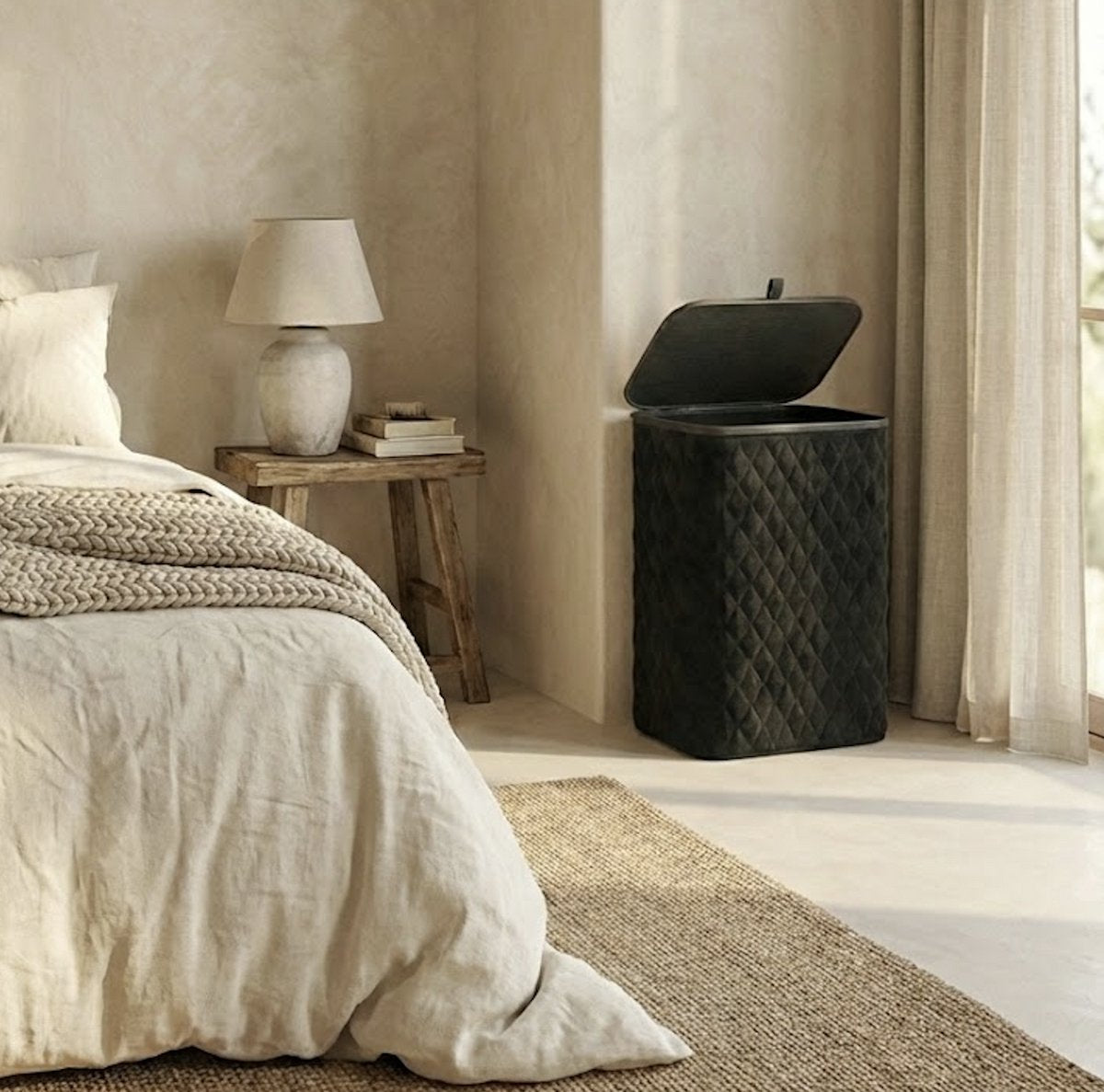 MAZAZU Wasmand met Deksel & Uitneembare Waszak - XXL 132 Liter - Diamond Stitch - Bamboe Frame - Zwart - 57x37x63 cm
