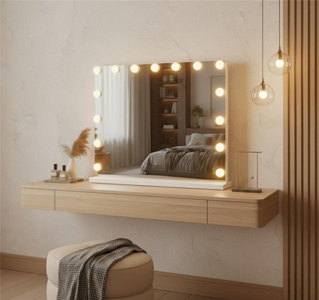 OMNIEXA Hollywood spiegel Capucine met Bluetooth op een houten kaptafel