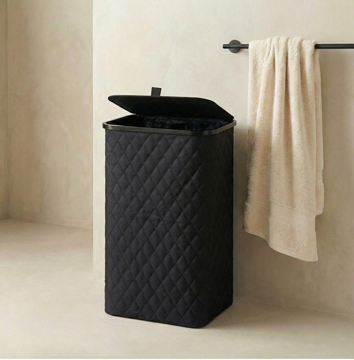 MAZAZU Wasmand met Deksel - Diamond Stitch - 100 Liter - Uitneembare Binnenzak - Bamboe Frame - Zwart - Opvouwbare Wasbox - 44x33x69 cm
