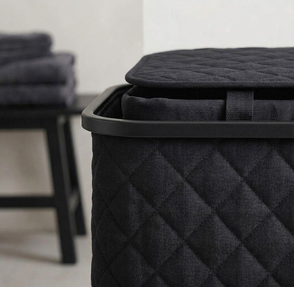 MAZAZU Wasmand met Deksel - Diamond Stitch - 100 Liter - Uitneembare Binnenzak - Bamboe Frame - Zwart - Opvouwbare Wasbox - 44x33x69 cm