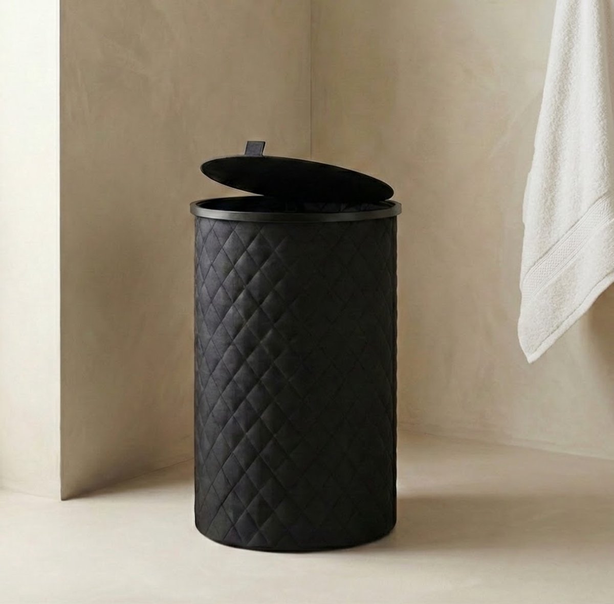 MAZAZU Wasmand Rond - 99 Liter - Diamond Stitch - Zwart - Met Deksel & Uitneembare Waszak - Hoog & Smal Design - 38x69 cm